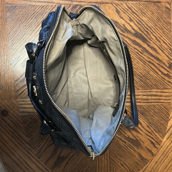 Black Marc Jacobs bag! Great shoulder bag with lots of room. A classic. - Picture 5 of 6